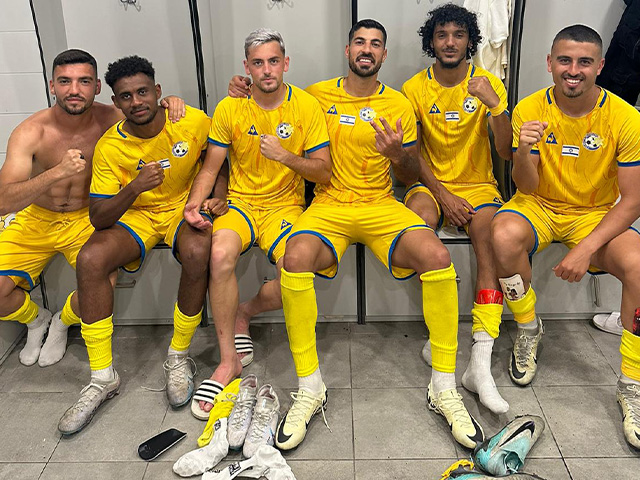 להצדיע להם. שחקני אתא/ביאליק